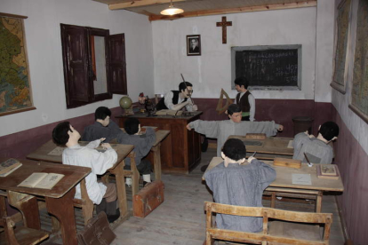 Una de las salas del museo etnográfico de Riaño que recrea una escuela de la montaña. CAMPOS