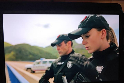 Los extras Alberto Sierra y Ángela Alonso, que aparecen como policías en la serie 'Berlín', en el viaducto de Riaño. CORTESÍA DE ALBERTO SIERRA