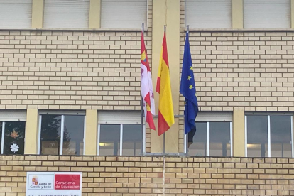 Banderas en el colegio Gumersindo de Azcárate. DL