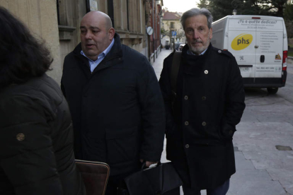 Pedro Quintana y Pedro Muñoz a su llegada a la Audiencia Provincial de León. FERNANDO OTERO