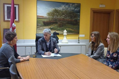Eduardo Diego se reunió con Henar García en Peranzanes. DL