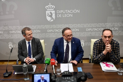 El presidente de la Diputación de León, Álvarez Courel, y el diputado de Hacienda, Santiago Dorado, presentan el proyecto de presupuestos para 2024. PEIO GARCÍA