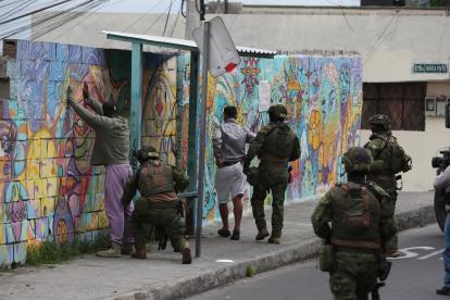 Soldados en las calles de Ecuador, este jueves. JOSÉ JÁCOME