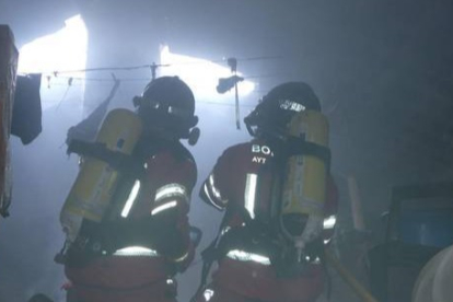 Imagen de archivo de una intervención de los bomberos de León. DL