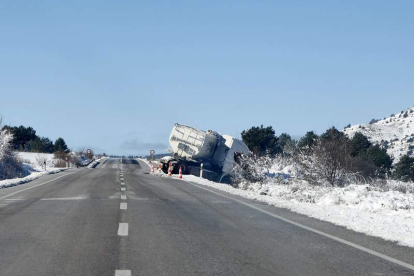 Un camión fuera de la N-122 a consecuencia del temporal en Soria. CONCHA ORTEGA