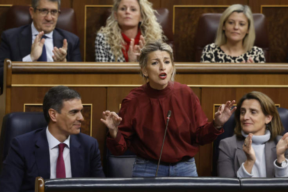 Yolanda Díaz, entre Pedro Sánchez y Teresa Ribera, en una sesión del Congreso. JUAN CARLOS HIDALGO