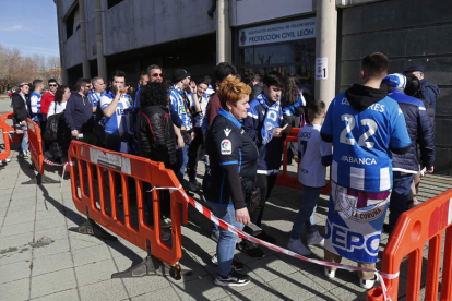 La afición del Deportivo de la Coruña acudirá en masa este domingo al Reino de León para el partido frente a la Cultural. FERNANDO OTERO