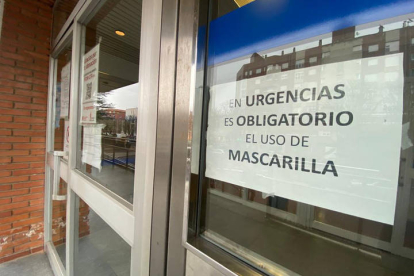 Cartel con la obligatoriedad de usar mascarilla en el centro de salud de José Aguado. RAMIRO