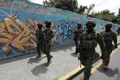 Soldados en las calles de Ecuador, este jueves. JOSÉ JÁCOME