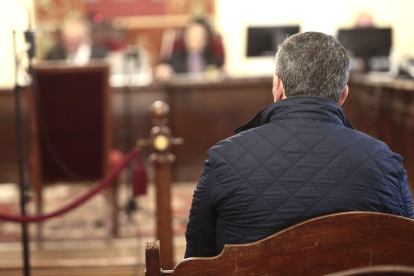 El alcalde de Cabañas Raras, Juan Marcos López, en el juicio que se siguió contra él en la Audiencia. DL