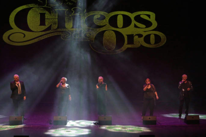 Actuación de Los Chicos de Oro, en la gala de anoche en el Auditorio de León. FERNANDO OTERO