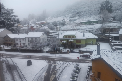 La nieve también ha llegado a Villablino. VANESSA ARAUJO