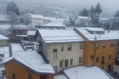 La nieve también ha llegado a Villablino. VANESSA ARAUJO