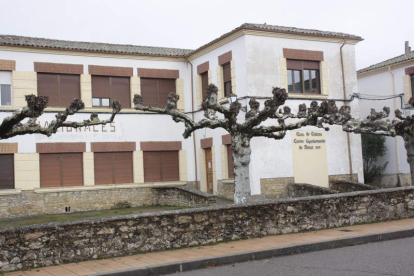 Edificio donde se ubica la biblioteca municipal. CAMPOS