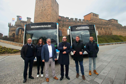 El alcalde  de Ponferrada, Marco Morala (centro), con el edil de Transportes, Carlos Fernández, el teniente alcalde Iván Alonso y los responsables del servicio con los dos nuevos autobuses frente al castillo. ANA F. BARREDO