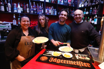 La cocinera Carmen Oblanca y los restauradores Lorena Bueno, Fabio Cañón y Tomás Cañón, propietario del León Antiguo. RAMIRO