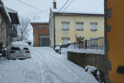 Los vecinos de Maraña se levantaron ayer con una densa capa de nieve. CAMPOS