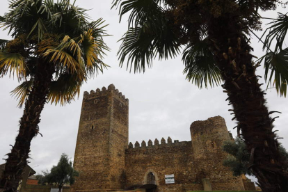 Imagen de su Castillo con la imponente torre del homenaje. RAMIRO