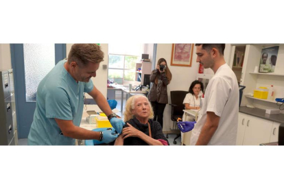 Un enfermero inocula la vacuna a una residente de Armunia el pasado octubre. J. NOTARIO