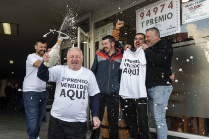 Los dueños del bar Luar de Viveiro (Lugo), celebrando que un décimo de máquina vendido en su establecimiento ha sido agraciado con el primer premio del sorteo de 