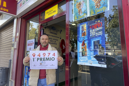 El gerente de la administración de lotería de la calle Escribano, en Almendralejo (badajoz), Javier Brito, muestra el número agraciado con el primer premio del sorteo de 