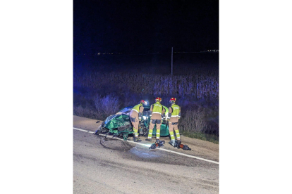 Accidente de tráfico en Valdearcos. BOMBEROS DE LEÓN