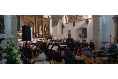 Actuación de la banda de música de Cistierna en la iglesia de San Vicente de Puebla de Lillo. CAMPOS