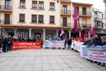 Concentración en Astorga (León) por la reapertura de la ruta ferroviaria Vía de la Plata. CAMPILLO