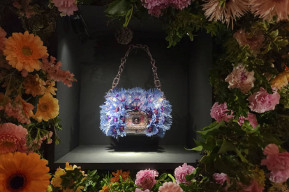 Presentación de bolsos y otros complementos de lujo de la marca Roger Vivier en París