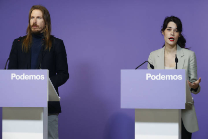 Los portavoces de Podemos Isa Serra y Pablo Fernández durante la rueda de prensa ofrecida este lunes en la sede del partido, en Madrid.