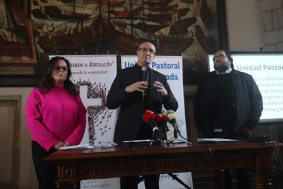 El obispo de Astorga, Jesús Fernández, con integrantes del nuevo órgano eclesiástico. ANA F. BARREDO