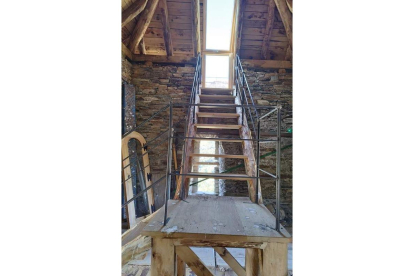 Escalera de castaño y forja para subir a la Torre del Homenaje. DL