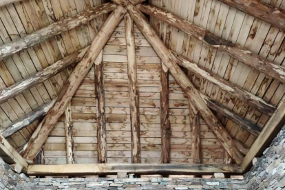 El tejado interior está hecho con vigas y maderas de castaño. DL