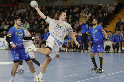El Ademar disputará hoy su último partido preparatorio antes del reinicio de la Liga. FERNANDO OTERO