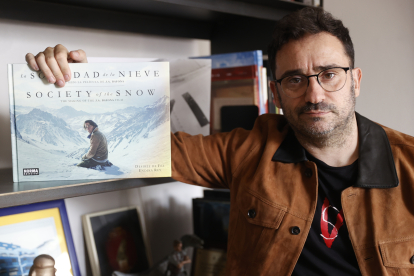 El cineasta Juan Antonio Bayona posa en su despacho de Barcelona tras conocer que su película 'La sociedad de la nieve' ha logrado dos nominaciones a los premios Oscar de la Academia de Hollywood, entre ellos el de la mejor película internacional. EFE/TONI ALBIR