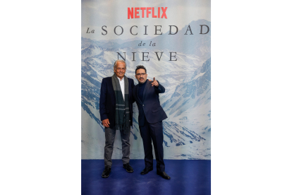 El director J.A. Bayona (d) posa junto al arquitecto uruguayo y superviviente del accidente aéreo de 1972 en los Andes, Eduardo Strauch (i). EFE/JAVIER LIZÓN
