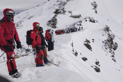 Un grupo de bomberos de Castilla y León asesoró en seguridad en alta montaña durante el rodaje. EFE/JUAN CARLOS GARCÍA MORENO