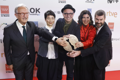 Berger y su equipo posan con el premio a ´Mejor largometraje de animación´ por su película ´Robot Dreams´ durante la gala de entrega de los Premios Forqué 2023. EFE/AITOR MARTÍN