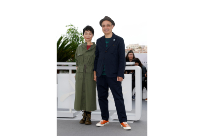 Pablo Berger y Yuko Harami en  Cannes 2023. EFE/EPA/SEBASTIEN NOGIER