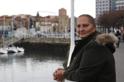 Adela Gabarri, en la playa de Gijón en una foto realizada el 11 de diciembre de 2023. MARCOS LEÓN/LA NUEVA ESPAÑA