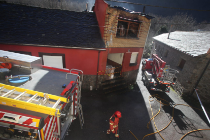Incendio en una vivienda en Valseco. ANA F. BARREDO