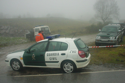 Coche de la Guardia Civil en el puerto de la Collada (entre Asturias y León ), lugar donde se encontró el cadáver en 2004. VEGA