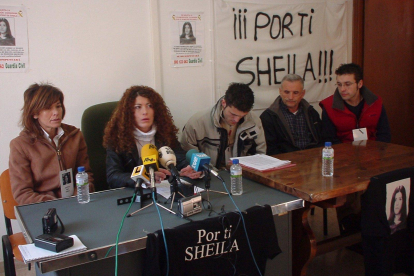 Rueda de prensa de la familia de Sheila Barrero, en 2005. CRISTINA VERGARA