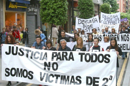 Más de 500 manifestantes en Gijón exigiendo, en 2005, que se resuelva el crimen de sheila barrero. SANDRA NAREDO