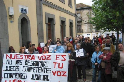 Manifestación en Cangas del Narcea, organizada en 2005 por los familiares de Sheila Barrero, para protestar por un cambio de juez en la instrucción de las investigaciones del crimen.  EL COMERCIO