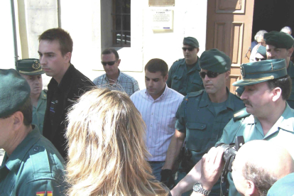 Llegada del joven de Villager de Laciana, sospechoso del asesinato en 2007. ALEJANDRO ÁLVAREZ / LA NUEVA ESPAÑA