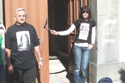 Familiares de Sheila Barrero, en 2007, llevando camisetas con la imagen de la joven asesinada y encadenándose en las puertas del juzgado de primera instancia de Cangas del Narcea, en protesta por la lentitud en el juicio y exigiendo la comparecencia de un joven lacianego sospechoso. ALEJANDRO ÁLVAREZ / LA NUEVA ESPAÑA