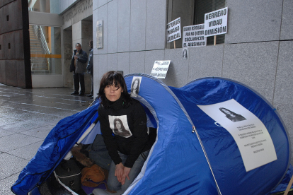Julia Fernández, la madre de la joven Sheila Barrero, en 2009 en el puerto de La Collada, en el suroeste de Asturias, acampada frente al Palacio de Justicia de Oviedo para pedir que se reabra el caso, que no había sido resuelto. J.L.CEREIJIDO