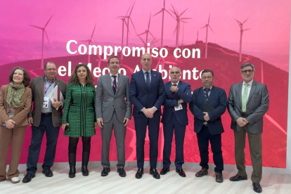 El alcalde de León y concejales junto a los responsables de Rebfe. DL