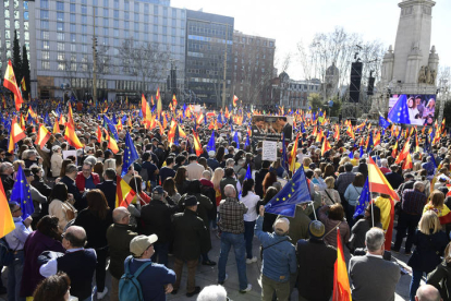 Miles de manifestantes se congregan en la plaza de España donde el Partido Popular ha convocado para este domingo una concentración en contra de la amnistía. VÍCTOR LERENA